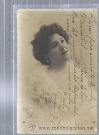 Cartoline: TARJETA POSTAL MUJER A&Ntilde;OS 20 CON PELO RIZADO, PENDIENTES Y ADORNOS PLUMA, CIRCULADA