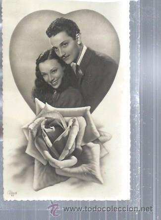 Cartoline: TARJETA POSTAL FOTOGR&Aacute;FICA ROM&Aacute;NTICA PAREJA DE ENAMORADOS DENTRO DE UN CORAZ&Oacute;N Y UNA ROSA, CIMA 62