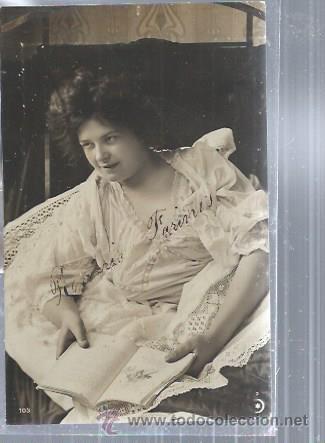Cartoline: TARJETA POSTAL MUJER SENTADA CON UN LIBRO ENTRE LAS MANOS, 103