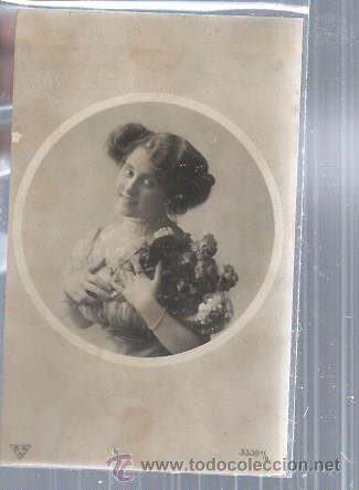 Cartoline: TARJETA POSTAL MUJER A&Ntilde;OS 20 SE ASOMA A LA POSTAL MUY SONRIENTE CON RAMO DE ROSAS 33391/6