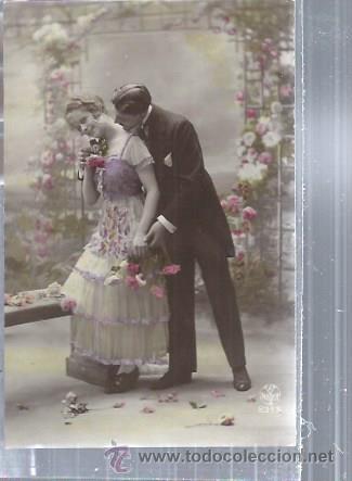 Cartoline: ROM&Aacute;NTICA PAREJA DE ENAMORADOS, &Eacute;L LA SUJETA POR LA CINTURA, ELLA SONRIE MORDIENDO UNA ROSA, COLOR