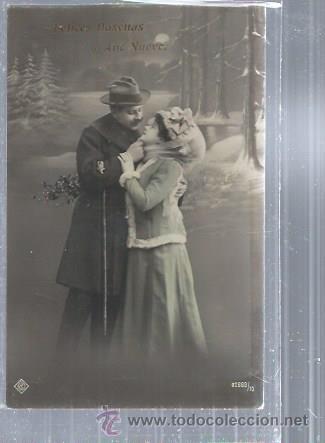 Cartoline: ROM&Aacute;NTICA PAREJA DE ENAMORADOS A PUNTO DE BESARSE EN PAISAJE NAVIDE&Ntilde;O NEVADO, FELICES PASCUAS