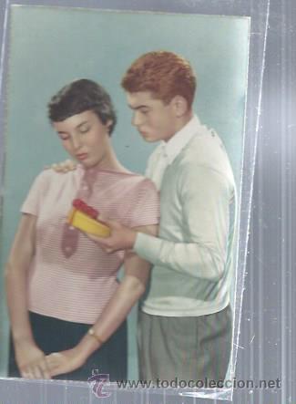 Cartoline: ROM&Aacute;NTICA PAREJA DE ENAMORADOS &Eacute;L LE OFRECE UN REGALO, QU&Eacute; SER&Aacute; 2073