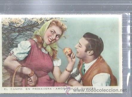 Cartoline: ROM&Aacute;NTICA PAREJA DE ENAMORADOS, ELLA LE OFRECE UNA FRUTA, COLOR, AMOR PRIMAVERA DULCE QUIMERA