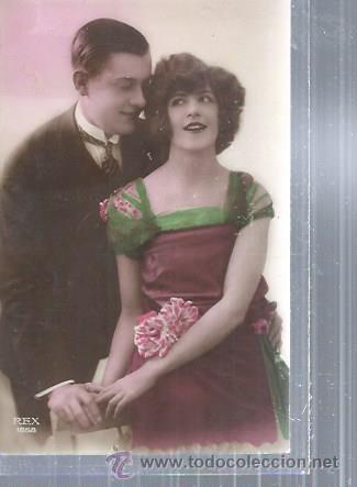 Cartoline: ROM&Aacute;NTICA PAREJA DE ENAMORADOS DE LA MANO, A&Ntilde;OS 20, COLOREADO SU VESTIDO