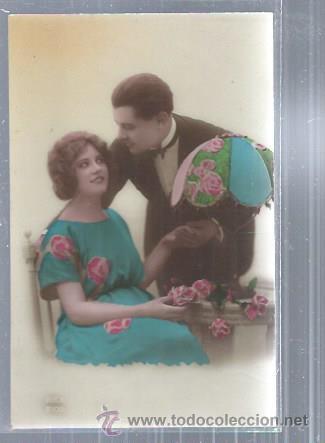 Cartoline: ROM&Aacute;NTICA PAREJA DE ENAMORADOS ELLA SENTADA CON L&Aacute;MPARA DE MESA Y ROSAS, A&Ntilde;OS 20 REX 2109