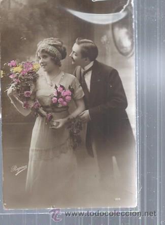 Postais: ROM&Aacute;NTICA, PAREJA DE ENAMORADOS MUY ELEGANTES, ELLA CON TOCADO Y RAMO DE ROSAS, DE &Eacute;POCA