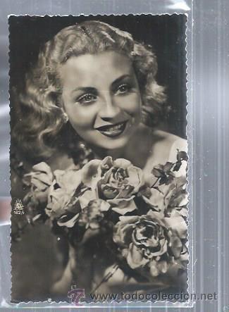 Postais: TARJETA POSTAL FOTOGR&Aacute;FICA MUJER SONRIENTE RODEADA DE ROSAS