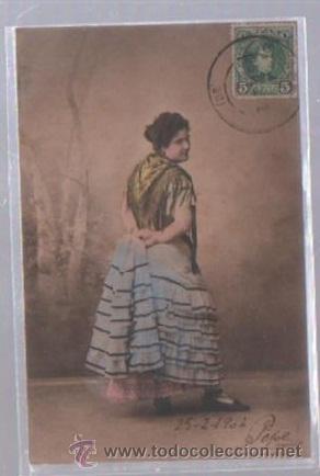 Postais: TARJETA POSTAL DE GALANTES Y MUJERES. MUJER POSANDO CON TRAJE Y MANTON DE FLECOS. 1902