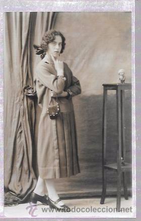 Cartoline: TARJETA POSTAL MUJER POSANDO CON BOLSO PEQUE&Ntilde;O.