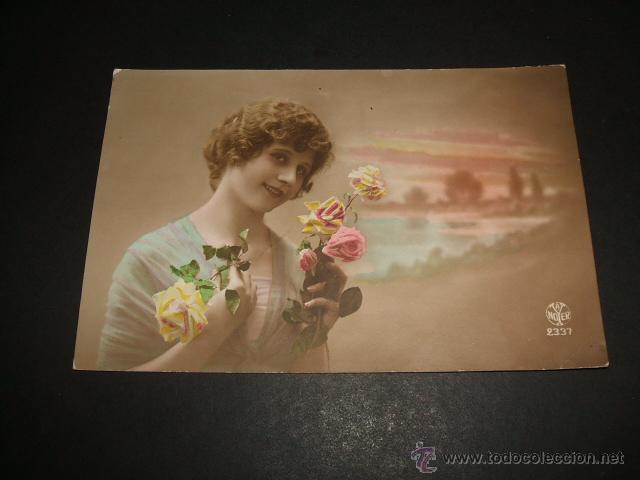 Postales: MUJER CON ROSAS POSTAL ANTIGUA - Foto 1