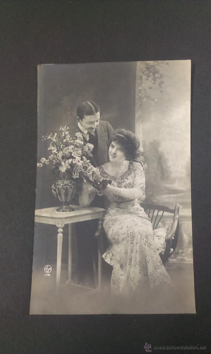 Postkarten: POSTAL ANTIGUA . PAREJA DE ENAMORADOS