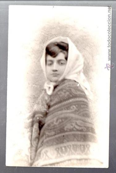 Cartoline: TARJETA POSTAL DE GALANTES Y MUJERES. FOTO DE JOVEN ABRIGDA CON PONCHO Y PA&Ntilde;UELO EN LA CABEZA.