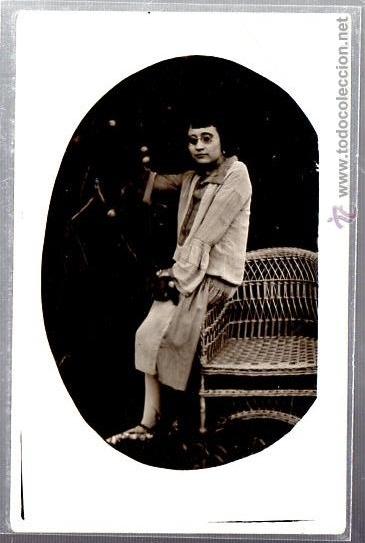 Cartoline: TARJETA POSTAL DE GALANTES Y MUJERES. FOTO DE MUJER RECOGIENDO FRUTOS.