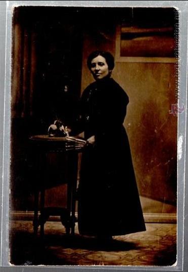 Cartoline: TARJETA POSTAL DE GALANTES Y MUJERES. FOTO DE MUJER DE NEGRO CON FLORES Y ABANICO EN LA MANO.
