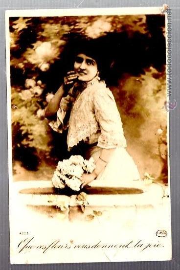 Cartoline: TARJETA POSTAL DE GALANTES Y MUJERES. PERFIL DE UNA JOVEN CON FLORES EN LA MANO. CIRCE. 4223.
