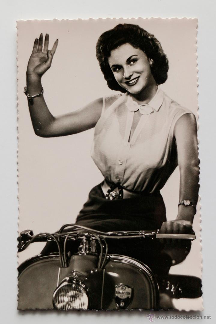 Postales: Se&ntilde;orita posando en una vespa. A&ntilde;os 50