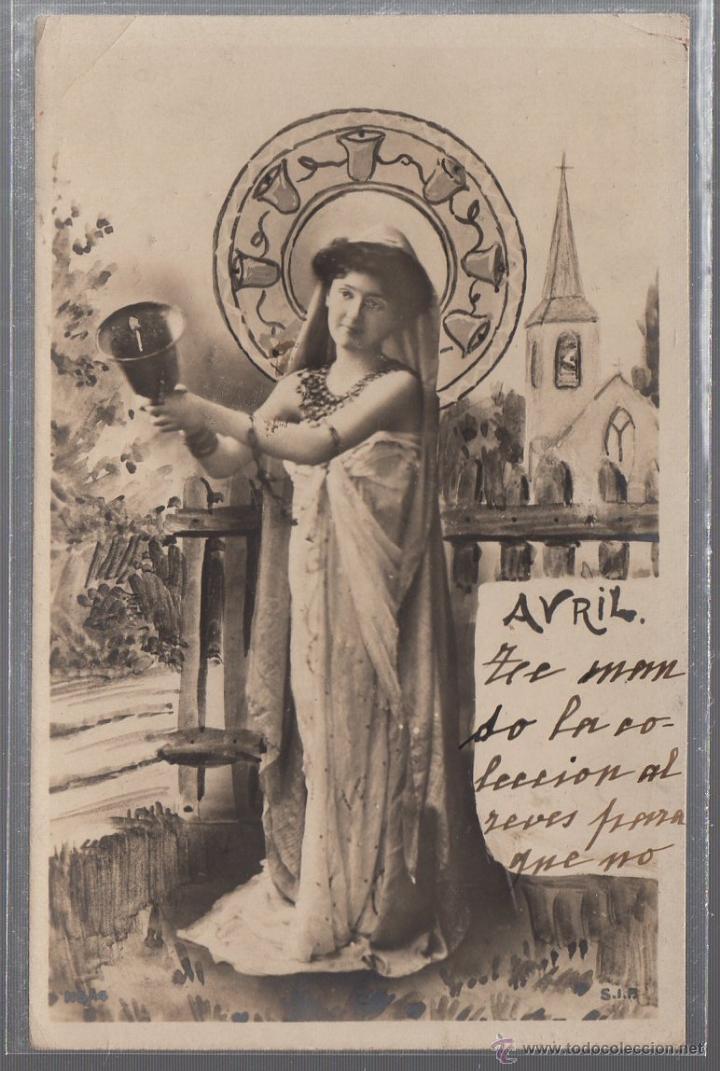 Cartoline: TARJETA POSTAL DE MUJERES - ABRIL. MUJER CON AUREOLA Y CAMPANA. AL FONSO UNA IGLESIA
