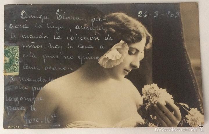 Postales: POSTAL ART NOUVEAU SE&Ntilde;ORITA OLIENDO UNA FLOR FOTO REUTLINGER