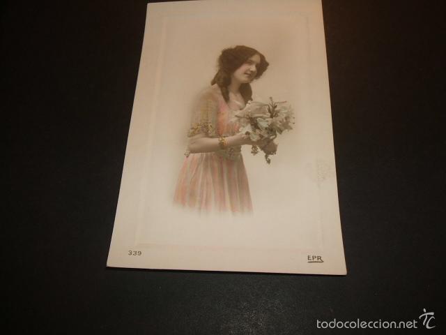 Postales: MUJER CON FLORES POSTAL - Foto 1