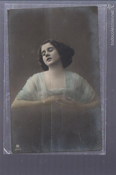 Cartoline: TARJETA POSTAL DE MUJER CON MANOS EN EL CORAZON. RPH. 3219/1.