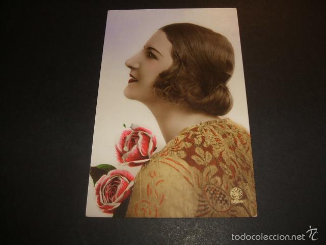 Postales: MUJER CON FLORES - Foto 1