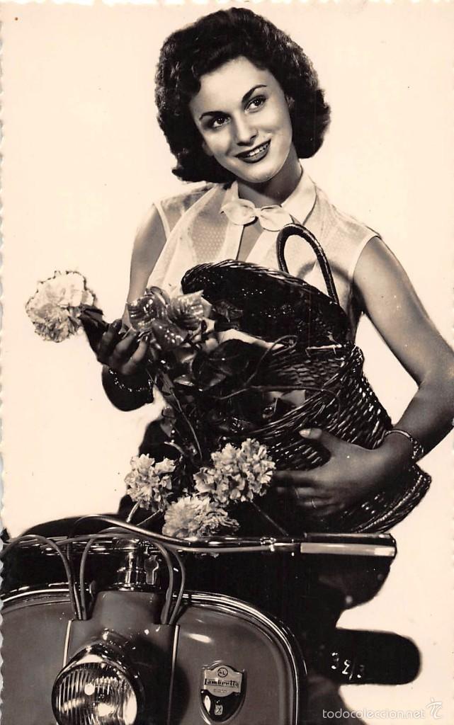 Postcards: POSTAL MUJER CON FLORES