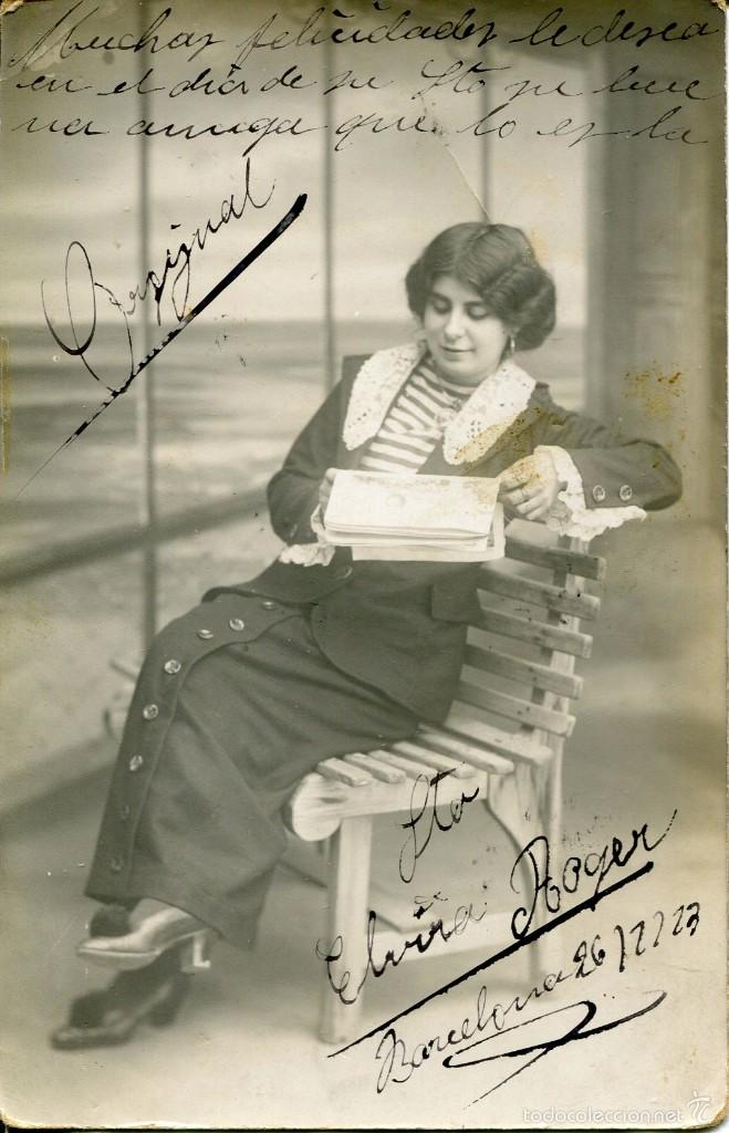 Postcards: MUJER JOVEN LEYENDO EL PERI&Oacute;DICO-1923-FOTOPOSTAL