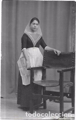 Cartoline: TARJETA POSTAL DE SE&Ntilde;ORA JUNTO A UNA SILLA.