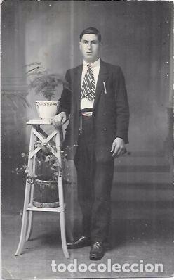Cartoline: TARJETA POSTAL DE UN SE&Ntilde;OR POSANDO.
