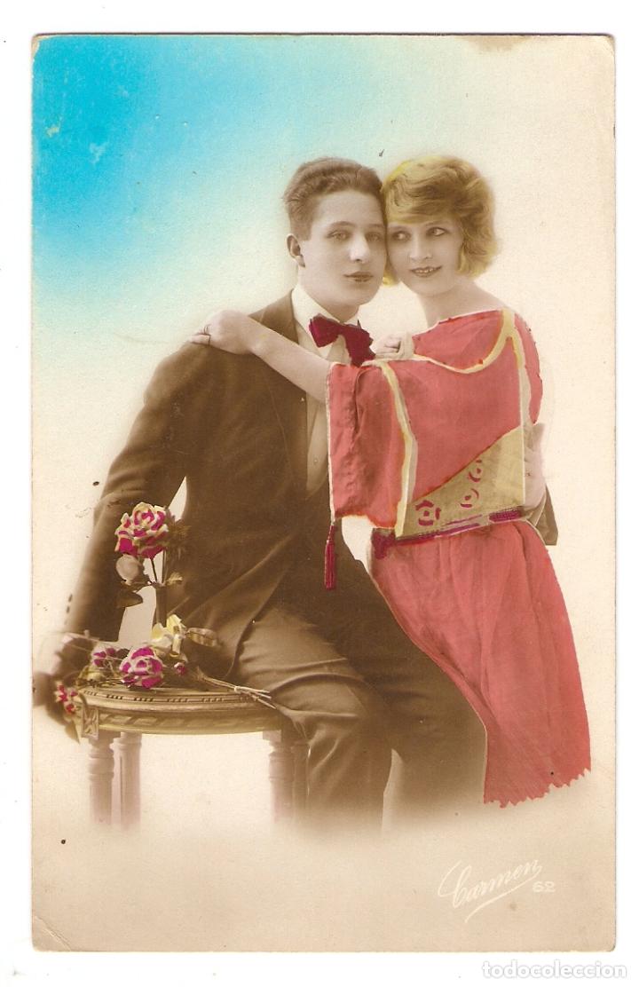 Postais: POSTAL - ROM&Aacute;NTICA - PAREJA DE ENAMORADOS, FLORES - COLOREADA - ESCRITA SIN CIRCULAR