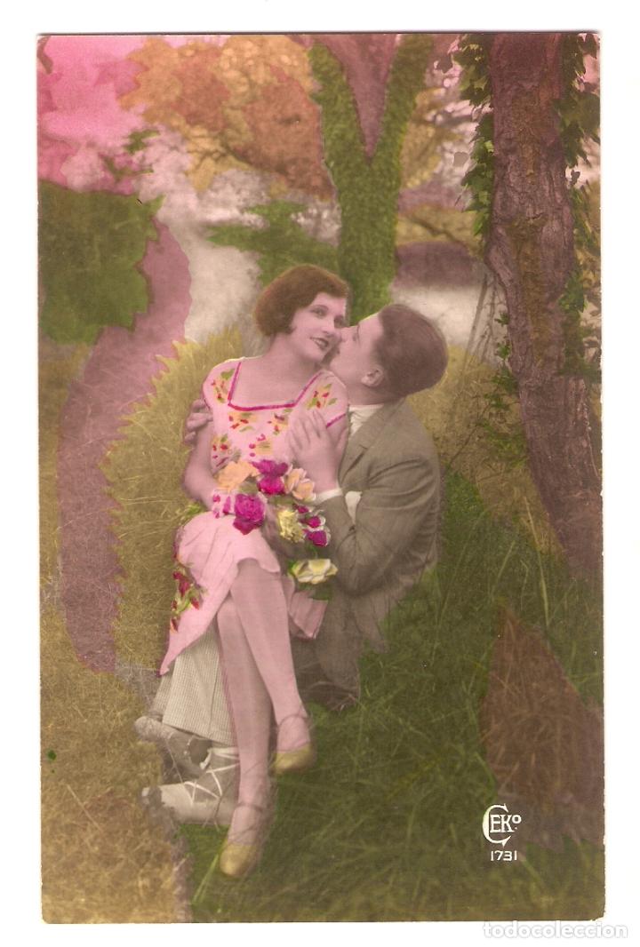Postais: POSTAL - ROM&Aacute;NTICA - PAREJA DE ENAMORADOS, FLORES - COLOREADA - SIN CIRCULAR - CEKO