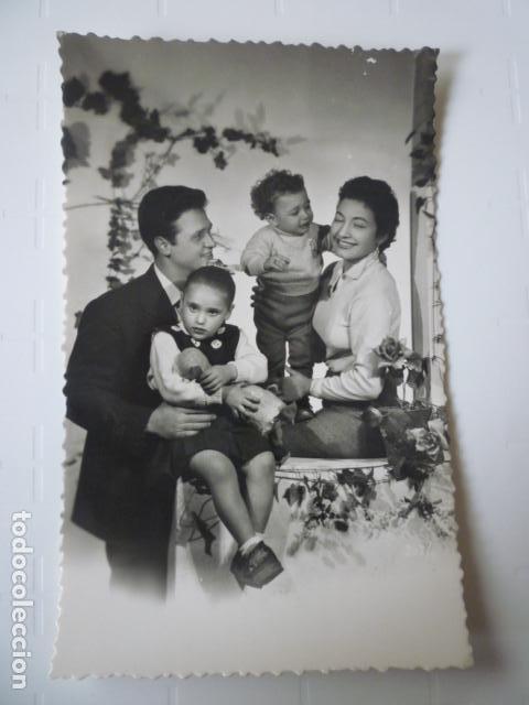Postcards: POSTAL FAMILIAR BLANCO Y NEGRO A&Ntilde;OS 60. TRASERA EN BLANCO.