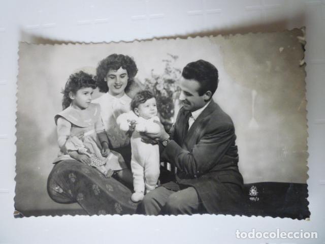 Cartes Postales: POSTAL FAMILIAR BLANCO Y NEGRO A&Ntilde;OS 60. TRASERA EN BLANCO.