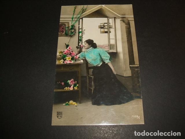 Postales: JOVEN CON FLORES POSTAL - Foto 1