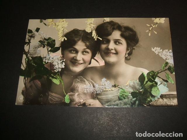 Postales: MUJERES CON FLORES POSTAL - Foto 1