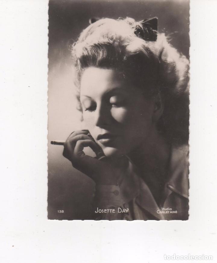 Josette Day fumando.