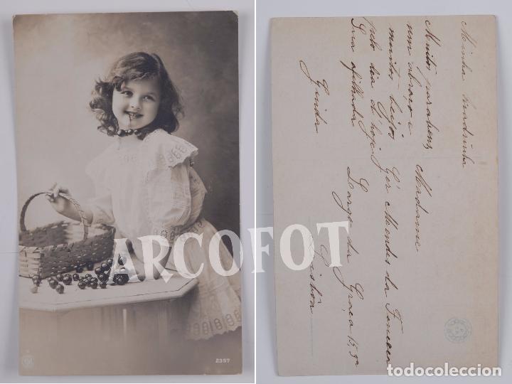 Postais: Antigua tarjeta postal fotogr&aacute;fica - Ni&ntilde;a con cesta - PRA - NR