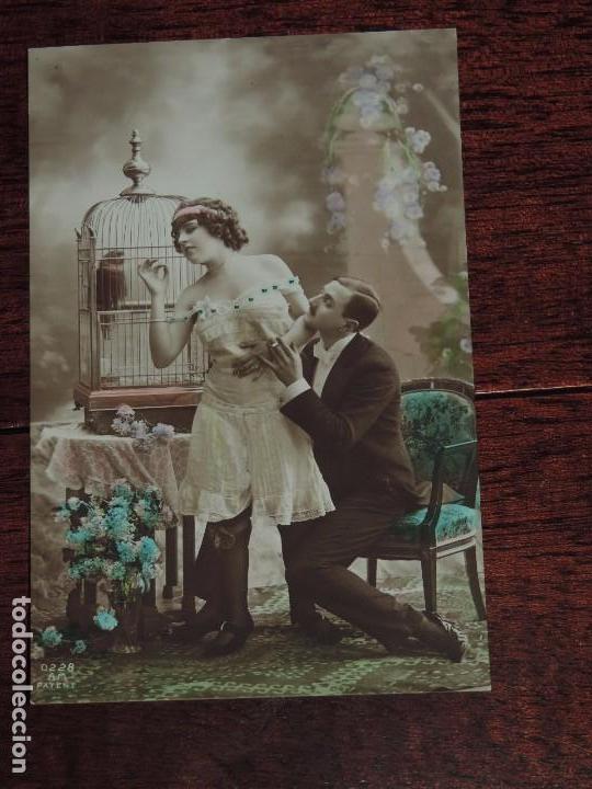 Cartes Postales: FOTO POSTAL DE MUJER SIENDO CORTEJADA, ED. A.M. NO CIRCULADA.