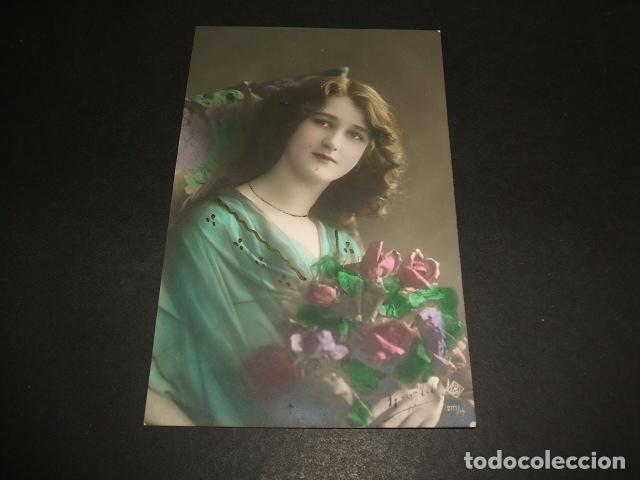 Postales: MUJER CON RAMO DE FLORES POSTAL - Foto 1