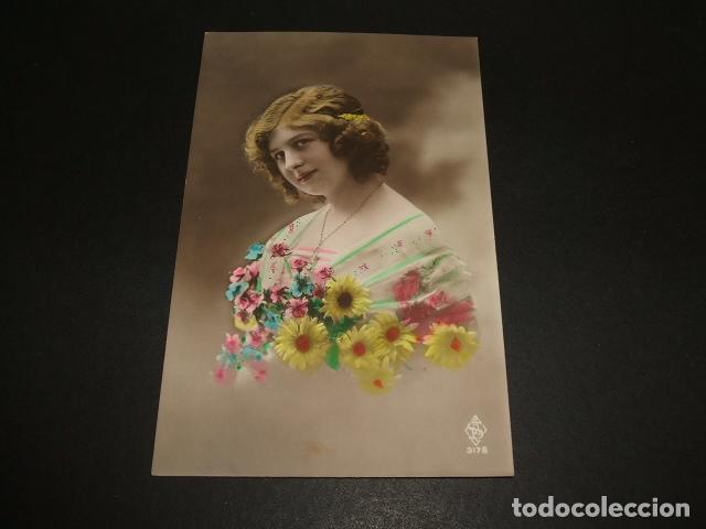 Postales: MUJER CON FLORES POSTAL - Foto 1
