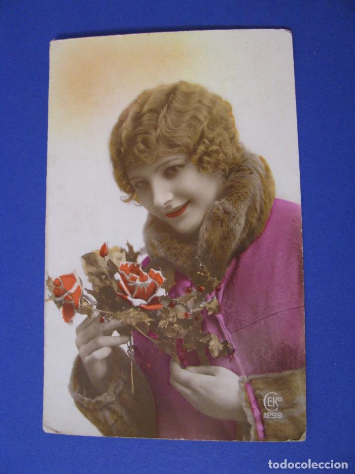 Cartoline: ANTIGUA POSTAL. FRANCIA. MUJER CON FLORES. SIN CIRCULAR.