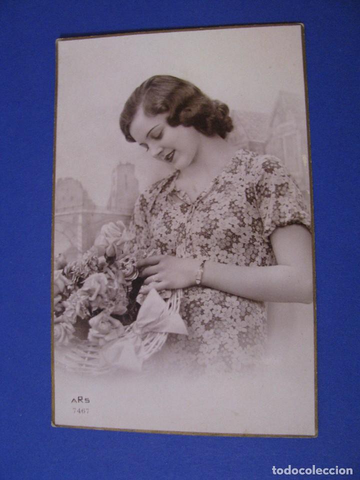 Postcards: ANTIGUA POSTAL DE MUJER CON FLORES. SIN CIRCULAR. FRANCIA.