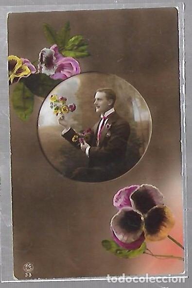 Postales: TARJETA POSTAL DE GALANTES Y MUJERES - IMAGEN DE UN GALAN CON RAMO DE FLORES