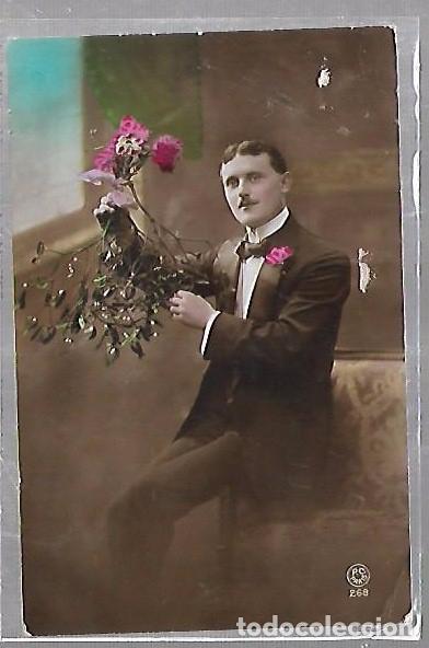 Postales: TARJETA POSTAL DE GALANTES Y MUJERES - IMAGEN DE GALAN CON RAMILLETE DE FLORES