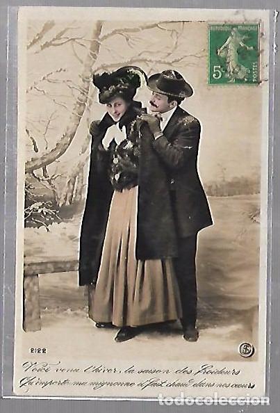 Postales: TARJETA POSTAL DE GALANTES Y MUJERES - GALAN PRESTANDO ABRIGO A MUJER