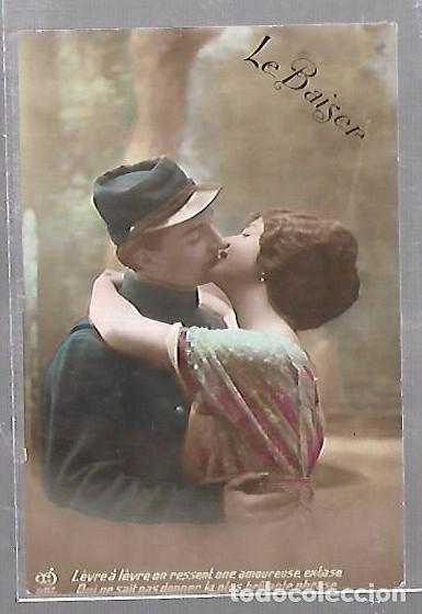 Postales: TARJETA POSTAL DE GALANTES Y MUJERES - PAREJA DE ENAMORADOS DANDOSE UN BESO