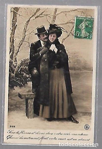 Postales: TARJETA POSTAL DE GALANTES Y MUJERES - GALAN PRESTANDO ABRIGO A MUJER