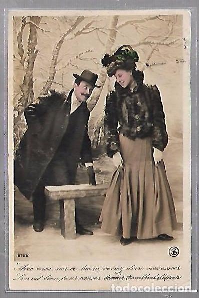 Postales: TARJETA POSTAL DE GALANTES Y MUJERES - PAREJA DE ENAMORADOS EN PAISAJE NEVADO