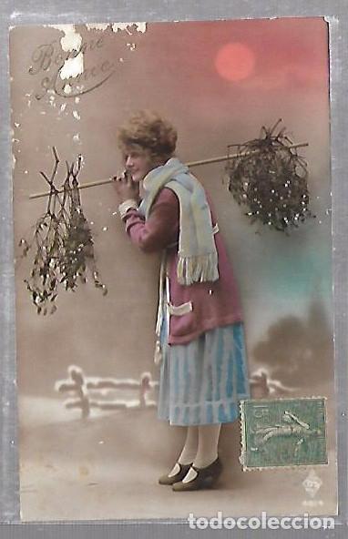 Postales: TARJETA POSTAL DE GALANTES Y MUJERES - MUJER PORTANDO RAMILLETE DE FLORES